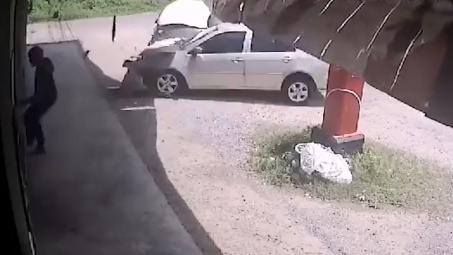 Lexus LX 470 mất lái đâm tan nát chiếc ô tô đỗ bên đường