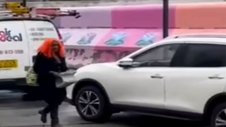 Người phụ nữ tóc cam đập cửa kính ô tô trộm iPhone giữa ban ngày