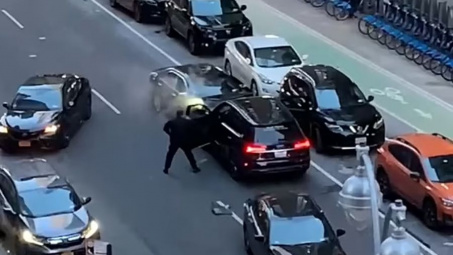 Cướp xe Audi bất tuân cảnh sát, phóng bạt mạng càn quét nhiều ô tô trên đường phố