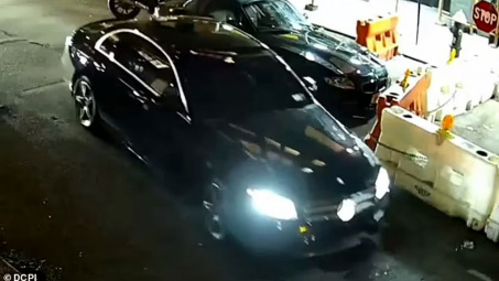 Cảnh sát Mỹ truy lùng băng cướp chuyên dùng xe Mercedes-Benz màu đen