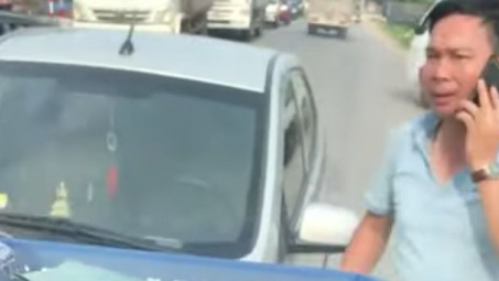 Range Rover và xe máy va chạm, nhưng phần đầu xe mới là điểm nhấn