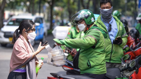 Cục Cạnh tranh và Bảo vệ người tiêu dùng yêu cầu Grab làm rõ việc thu "phụ phí nắng nóng"
