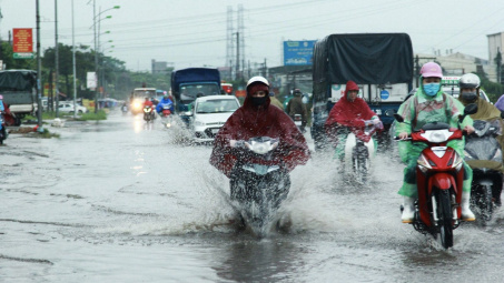 Kinh nghiệm đi xe máy qua vùng ngập nước để không bị chết máy