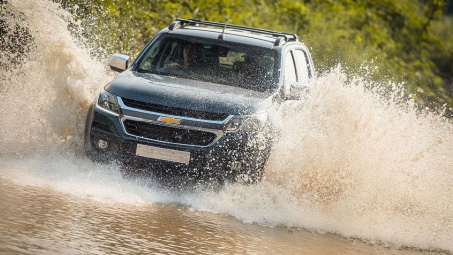 Những lưu ý khi lái xe ô tô qua đường ngập nước