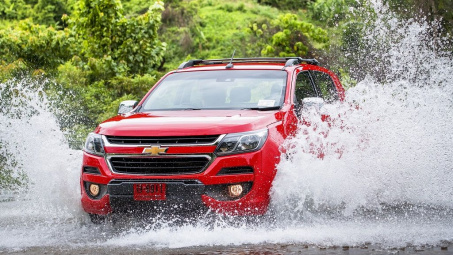 Kinh nghiệm lái xe qua vùng ngập nước an toàn