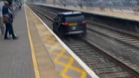 Trộm lùi xe hất văng cảnh sát, lái Land Rover Discovery như bay tẩu thoát