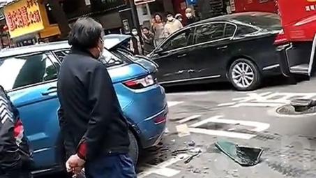 Land Rover cản đường bị xe cứu hỏa đâm tan nát