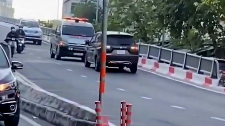 Pha Mitsubishi bị xe cứu thương ép lùi sốt xình xịch mạng xã hội