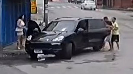 Thợ máy 'không xu dính túi' bị cả băng cướp tấn công chỉ vì lái Porsche