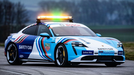 Porsche Taycan Turbo S làm xe an toàn trên đường đua Formula E