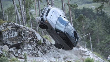 Range Rover Sport SVR và cảnh quay khốc liệt trong phim James Bond mới