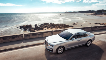Rolls Royce Ghost lướt đi cùng với thiên nhiên rừng và biển Vũng Tàu