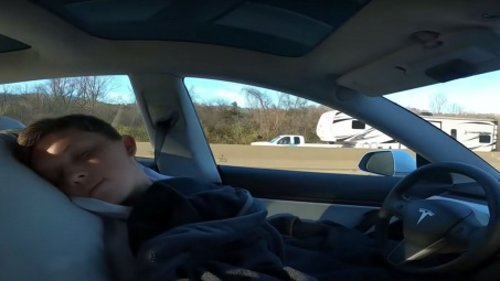 Lạm dụng chế độ Autopilot, tài xế đăng tải clip ngủ trên xe Tesla Model 3