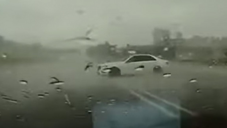 Mercedes-Benz E-Class thoát nạn giữa trời mưa lớn sau cú xoay 360 độ