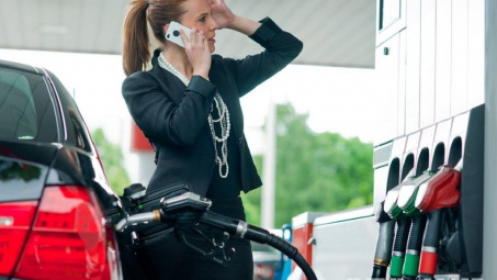 Nghe điện thoại tại cây xăng bị phạt bao nhiêu tiền?