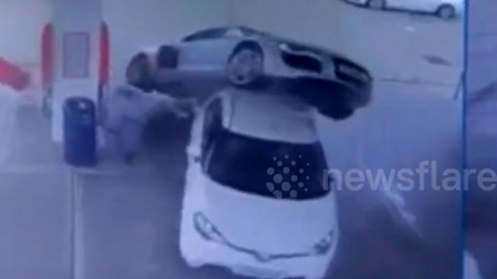Nữ tài xế lái Audi vọt lên nóc chiếc ô tô đang đổ xăng