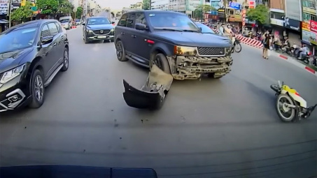 Tình huống xe máy đâm toác cản xe sang Land Rover gây tranh cãi