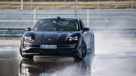 Porsche Taycan lập Kỷ kục Guinness về quãng đường drift dài nhất