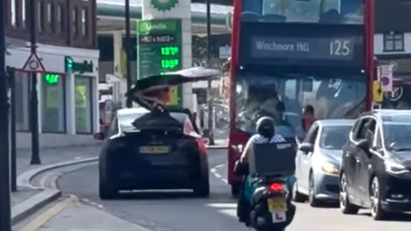 Tesla Model X gãy cửa cánh chim vì tài xế chơi ngông