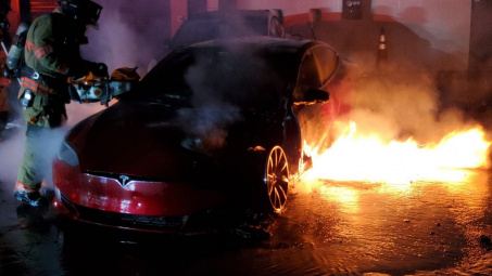 Xe Tesla Model S bốc cháy dữ dội tại trung tâm dịch vụ