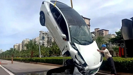 Nữ tài xế lái Tesla đâm xuyên lan can lao xuống mương