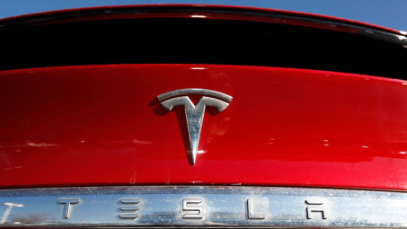 Tesla - Mercedes: Hai thái cực trong thử nghiệm công nghệ xe tự hành