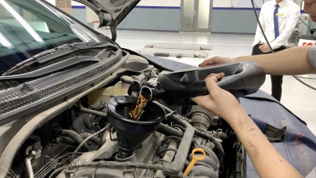 Xe ô tô cần được thay dầu khi nào?