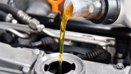 Xe thường xuyên chở nặng nhiều có cần thay dầu nhớt sớm?