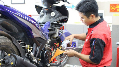 Thay nhớt cho xe máy vào mùa mưa cần lưu ý gì?