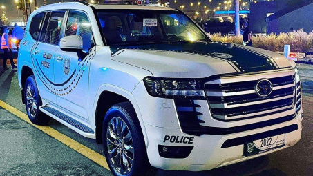 Cận cảnh dàn xe Toyota Land Cruiser 2022 "tuần tra" trên đường phố Dubai
