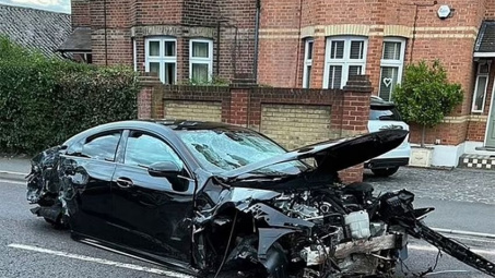 Mercedes vọt lên không trung lao xuống đâm nát xe Volvo