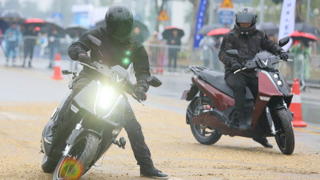 VinFast ra mắt xe máy điện: Nhanh, thông minh, chịu nước tốt