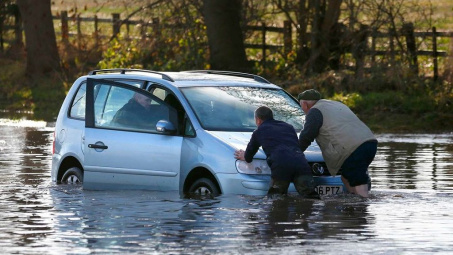 Xe ô tô bị ngập nước được bảo hiểm bồi thường ra sao?