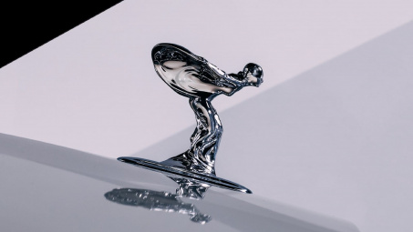 Rolls-Royce tái thiết kế logo Spirit of Ecstasy dành riêng cho mẫu xe điện mới