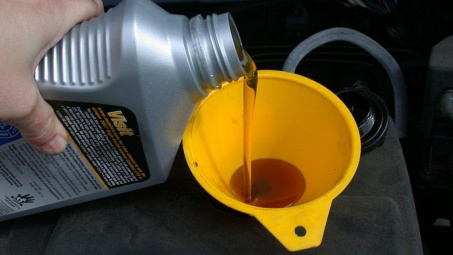 Vì sao động cơ xe ô tô bị hao dầu nhớt?