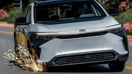 Xe điện Toyota bZ4X ra mắt chưa đầy năm đã phải thu hồi trên toàn cầu