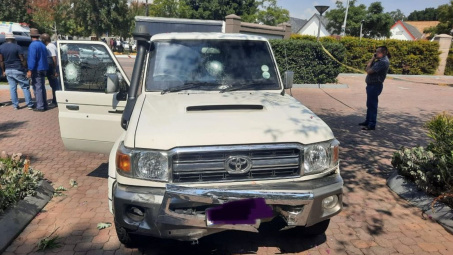 Nghẹt thở 3 phút cùng Toyota Land Cruiser bọc thép chống trả cướp như phim hành động