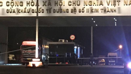 Cửa khẩu Kim Thành (Lào Cai) thông quan trở lại, nỗ lực "giải phóng" hàng chục xe hàng trong đêm