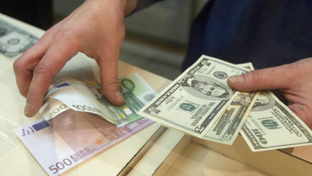 Đồng Euro rơi xuống mức thấp nhất 20 năm so với đồng USD