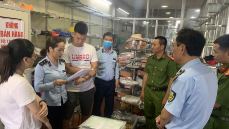 Nam Định: Phối hợp tạm giữ gần 8.000 sản phẩm là dép nam người lớn