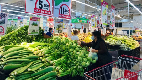 Thủ tướng yêu cầu kiểm soát giá hàng hóa, dịch vụ sau khi giá xăng dầu giảm mạnh