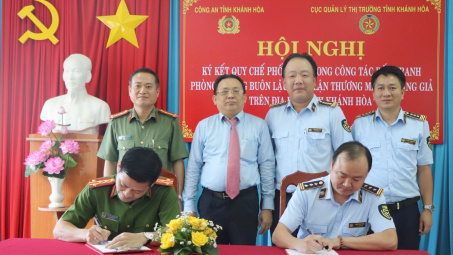 Khánh Hòa: Quản lý thị trường và Công an ký kết quy chế phối hợp