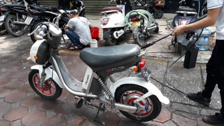 Rửa xe điện thế nào cho đúng cách?