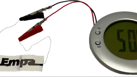 "Xanh" hơn với pin giấy kích hoạt bằng nước