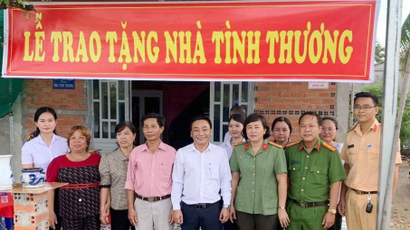Công ty Xi măng Long Sơn: Tiếp tục trao nhà tình thương tại tỉnh Long An
