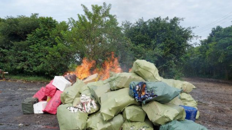 Long An tiêu hủy trên 130.000 bao thuốc lá điếu nhập lậu