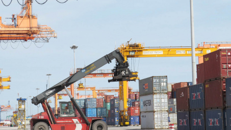 8 tháng, thu ngân sách từ hoạt động xuất nhập khẩu bằng 99,3% dự toán năm