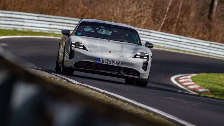 Porsche Taycan lập kỉ lục mới trên đường đua Nürburgring với phiên bản Turbo S