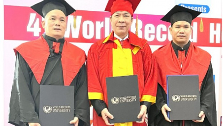 Anh hùng lao động Nguyễn Quang Mâu vinh dự đón nhận danh hiệu "Giáo sư danh dự" của Viện Đại học Kỷ lục Thế giới