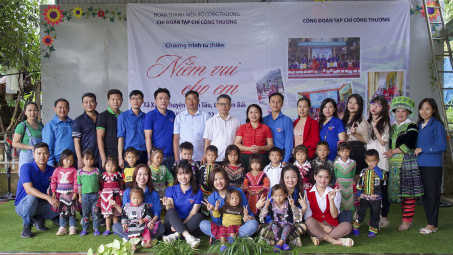 Vượt mưa bão mang niềm vui đến bản cao